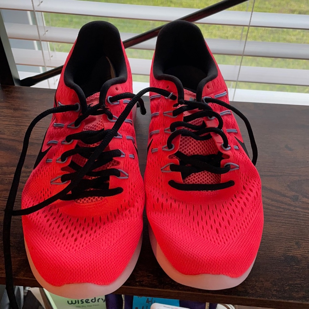 Ladies size 10 NIKE Run easy